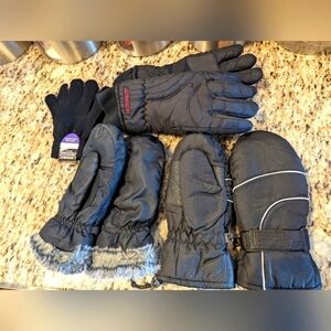 Woman's gloves & Mitts Black Size S or Youth L 4 Pairs